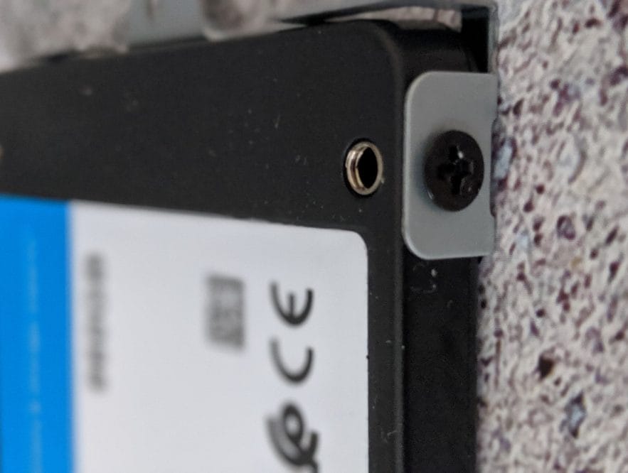 Business Legions - HOW TO OPEN THE METABOX P950HP BACK COVER SSD Bay screws